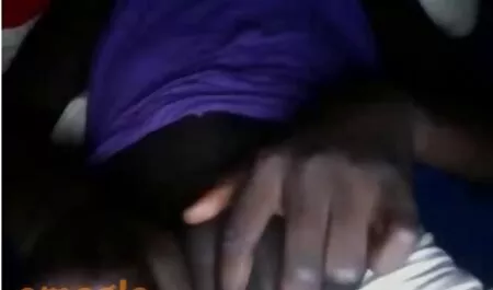 घर सेक्सी बीएफ इंग्लिश फिल्म पर हस्तमैथुन कर रही है