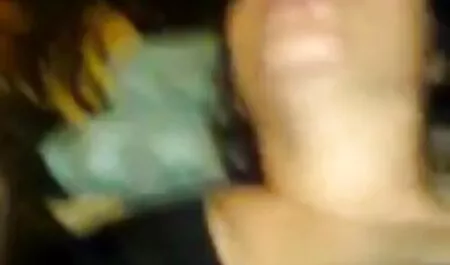 एक मोटी सेक्सी मूवी बीएफ बीएफ बीएफ टोपी के साथ एक अजनबी को अपनी पत्नी को उड़ाने का काम के साथ मेड पकड़ो