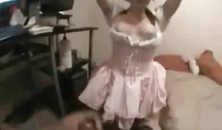 एक बड़े गधे के साथ माँ एक सेक्स बीएफ मूवी डिक पर खड़ी थी