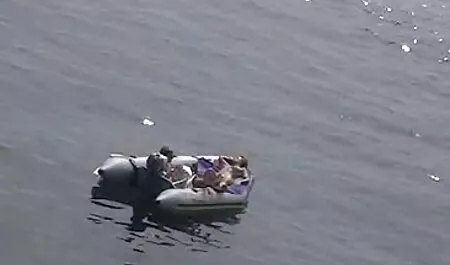 दो पर्यटकों को एक सेक्सी बफ मूवी रूसी खाल उधेड़नेवाला बदल जाते हैं ।