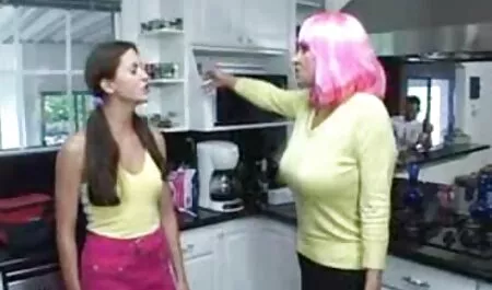 कलाकारों में सेक्सी बफ मूवी हिंदी दो लड़कियों ।