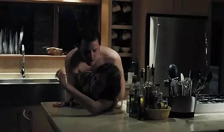 एक सुखद सेक्सी bf मूवी मिर्च सर्कल में गिरने के साथ दूरी