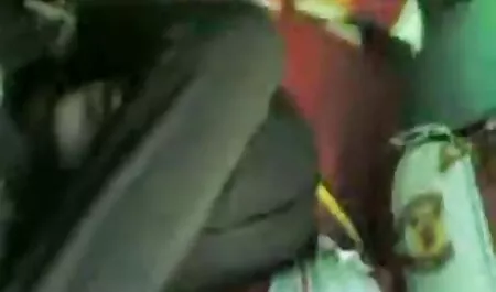 फर्श पर दो बीएफ सेक्सी फुल एचडी फिल्म सूटकेस पर गर्म पहियों